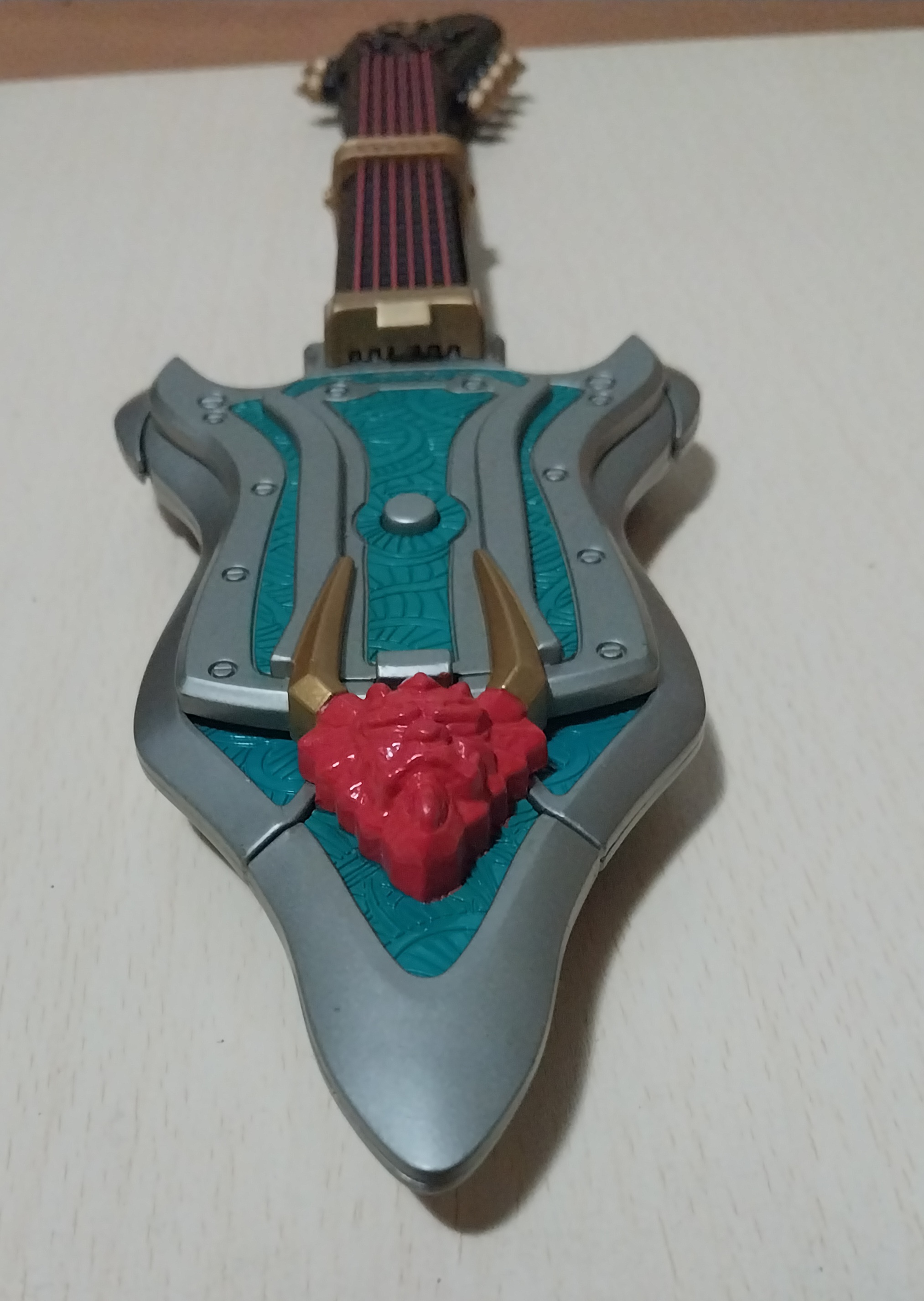 มือ2 มีหลายภาพ, ไม่มีกลไกใดๆ นอกจากกดปุ่มแล้วด้านข้างของหัวกีตาร์เปิดออก ,กีตาร์ของไรเดอร์โทโรโดกิ จากซีรีย์ มาสค์ไรเดอร์ฮิบิกิ Masked Rider Hibiki