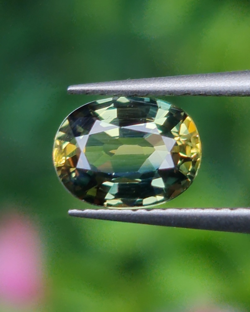 พลอย แซฟไฟร์ 3 สี Tri-Color Sapphire 0.95 กะรัต (Cts.) ดิบ Unheated พลอยแท้ อัญมณีมงคลประจําวันเกิด เครื่องประดับพลอย