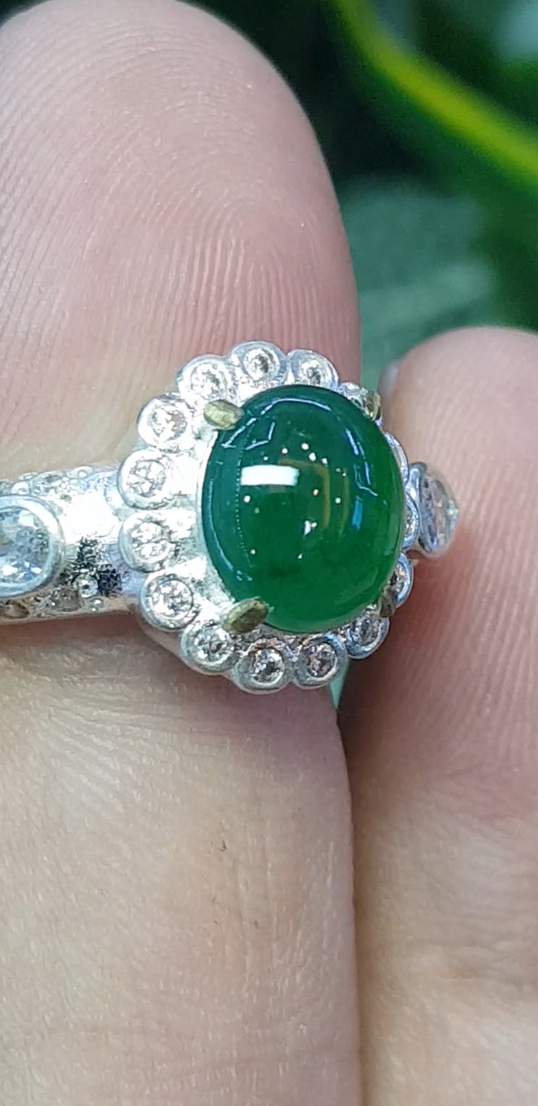 หยก พม่า แท้ Jade แหวนหยก (jadeite) 2.07 กะรัต (Cts.) ดิบ (Size) 59 ไม่ผ่านการปรับปรุง (Type A) พม่า (Myanmar)