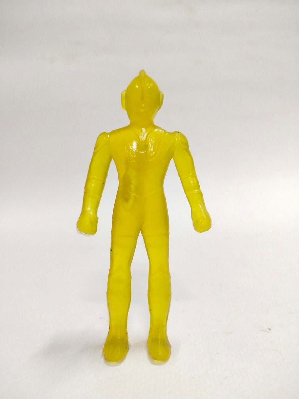 ตุ่นยาง อุลตร้าแมนใส สีเหลือง ขนาดตามรูป มือสองสภาพดี มีรอยบ้าง