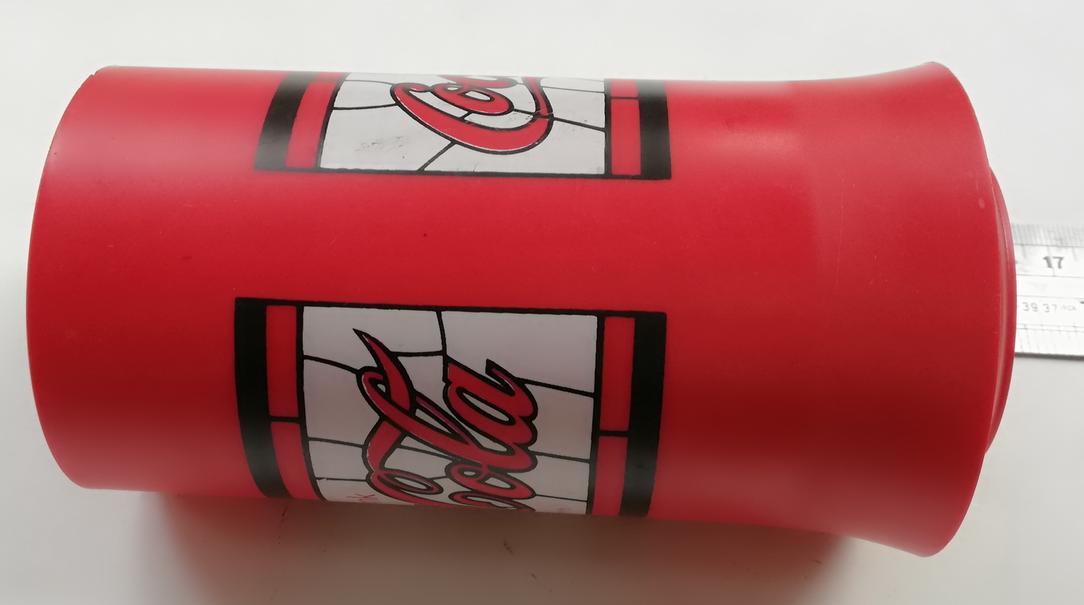 ของเก่าสะสม แก้วน้ำพลาสติกสีแดง ของสะสมจาก Coca-Cola งานศรีไทย ซุปเปอร์เแวร์ **ก้นแก้วมีเขียนชื่อตามภาพ