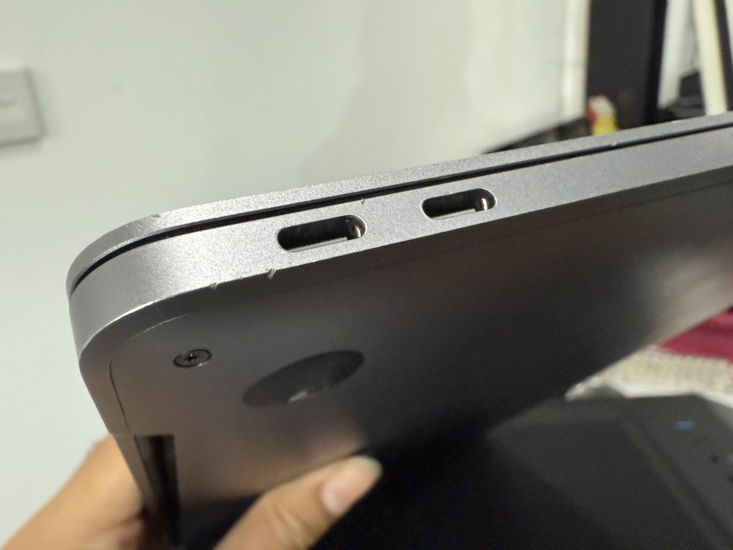 Macbook Pro 13" 2017(i5-7360U/8GB/128GB) + Adapter จอ Bright หนัก,ปุ่ม Command กดยาก รอยรอบเครื่อง,แบตเริ่มเสื่อม