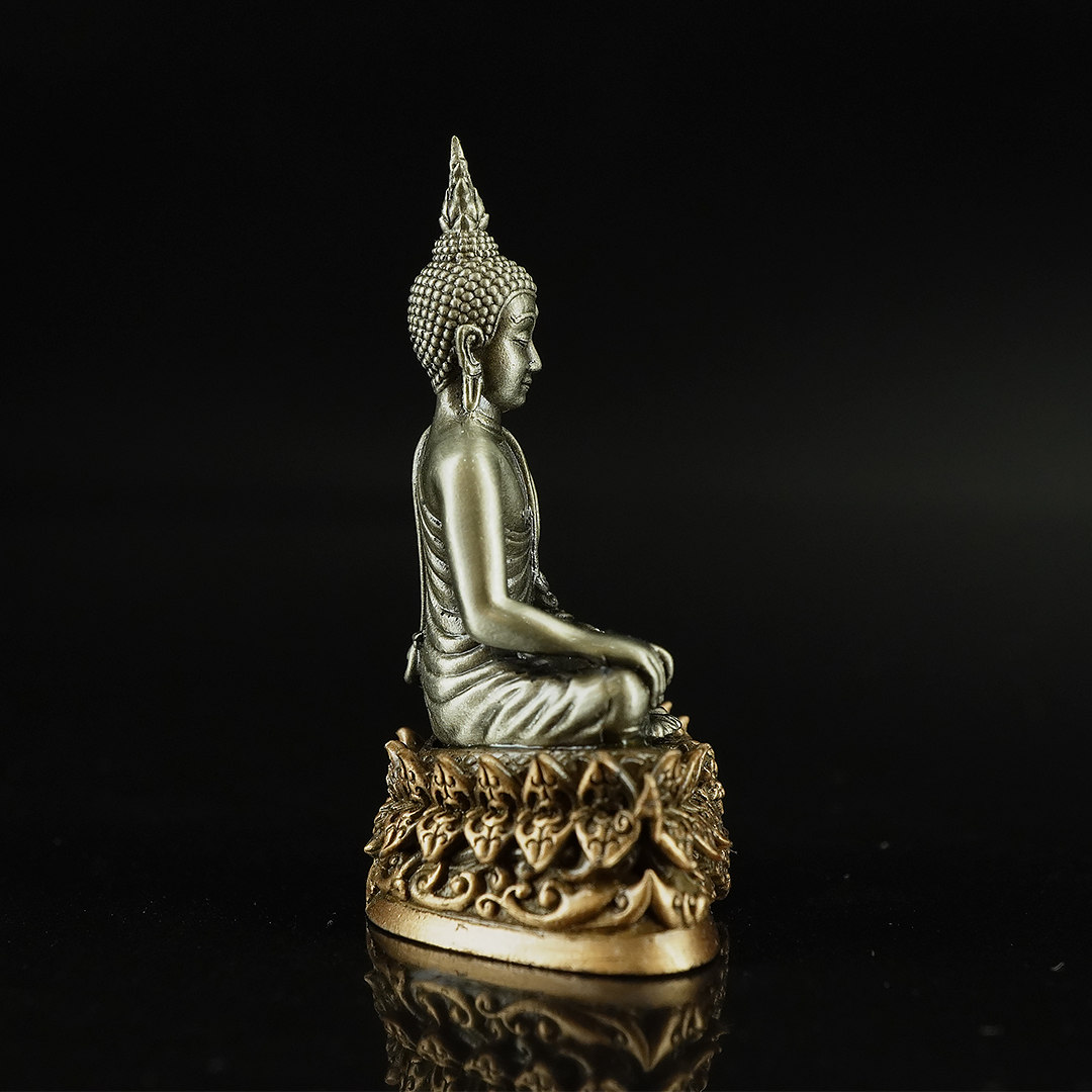 พระกริ่งพุทธมีสุขยกฐานะ เนื้อเรดบรอนซ์รมซาติน องค์ไวท์บรอนซ์รมซาติน