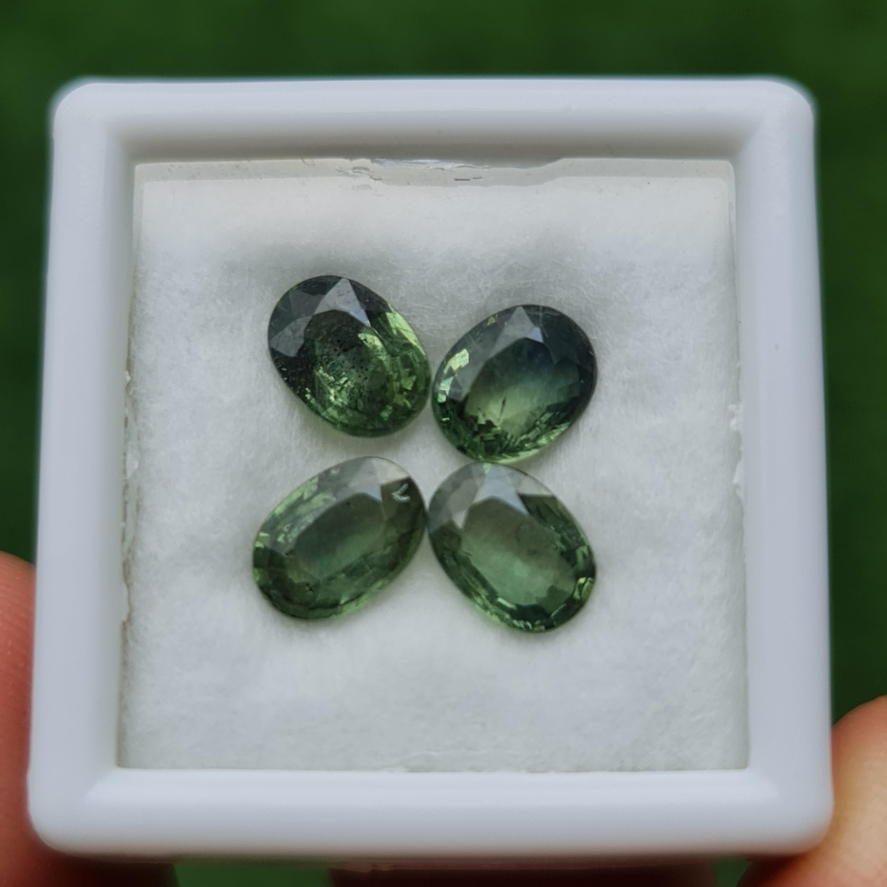 พลอย เขียวส่อง Green Sapphire 3.86 กะรัต (Cts.) 4 เม็ด (Pcs.) พลอยแท้ อัญมณีมงคลประจําวันเกิด เครื่องประดับพลอย