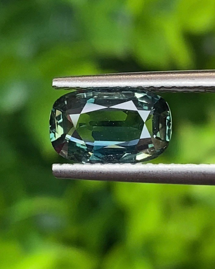 พลอย เขียวส่อง (Green Sapphire) 1.69 กะรัต (Cts.) ดิบ (Unheated) พร้อมใบเซอร์ พลอยแท้ อัญมณีมงคลประจําวันเกิด เครื่องประดับพลอย