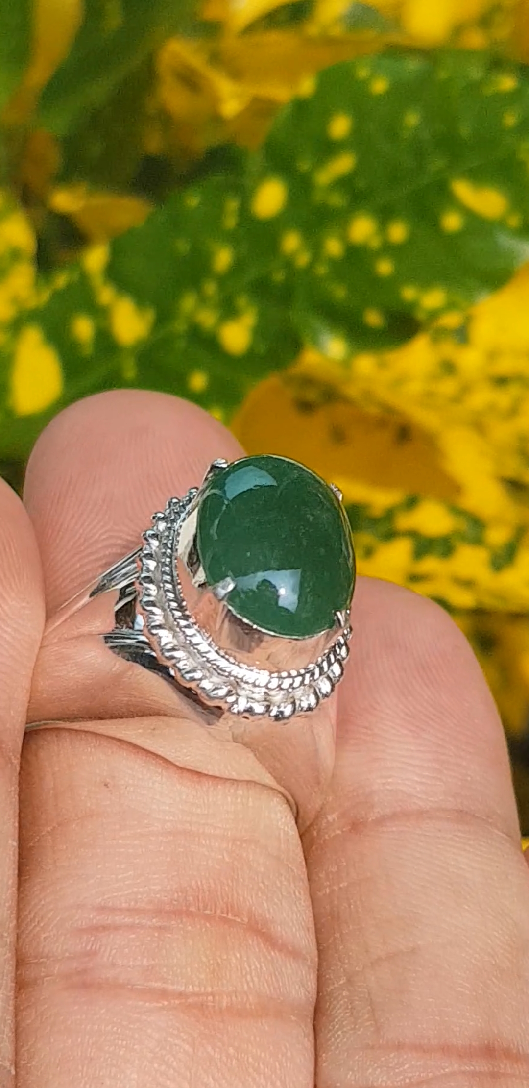 หยก พม่า แท้ Jade แหวนหยก 翡翠戒指 (Jadeite ring) 4.47 กะรัต (Cts.) (Size) 60 ดิบ ไม่ผ่านการปรับปรุง (Type A) พม่า (Myanmar)