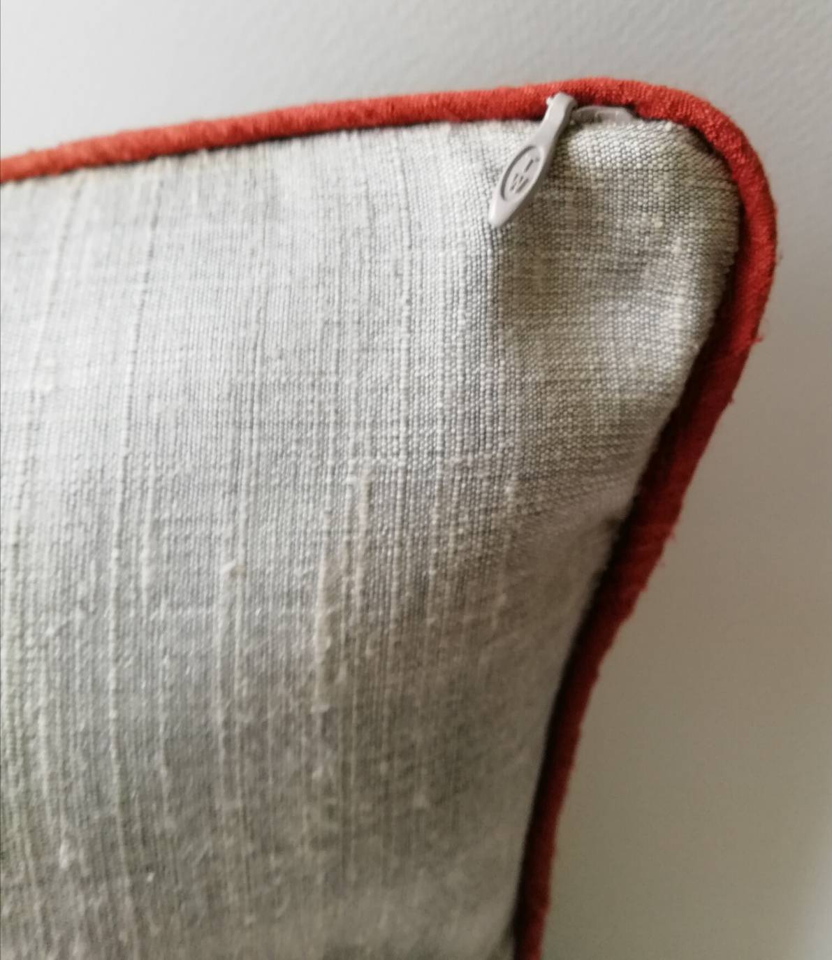 ปลอกหมอนอิงผ้าไหมไทยเท้2เส้น 16"*16" ของใหม่มีรอยเปื้อนเล็กน้อยตามภาพสุดท้าย เนื้อผ้าแบบมีเท็กเจอร์ เนื้อนุ่ม เย็น สีเทา แต่งกุ๊นขอบ2ชั้นด้วยสีแดงและสีน้ำเงิน ติดซิปซ่อน