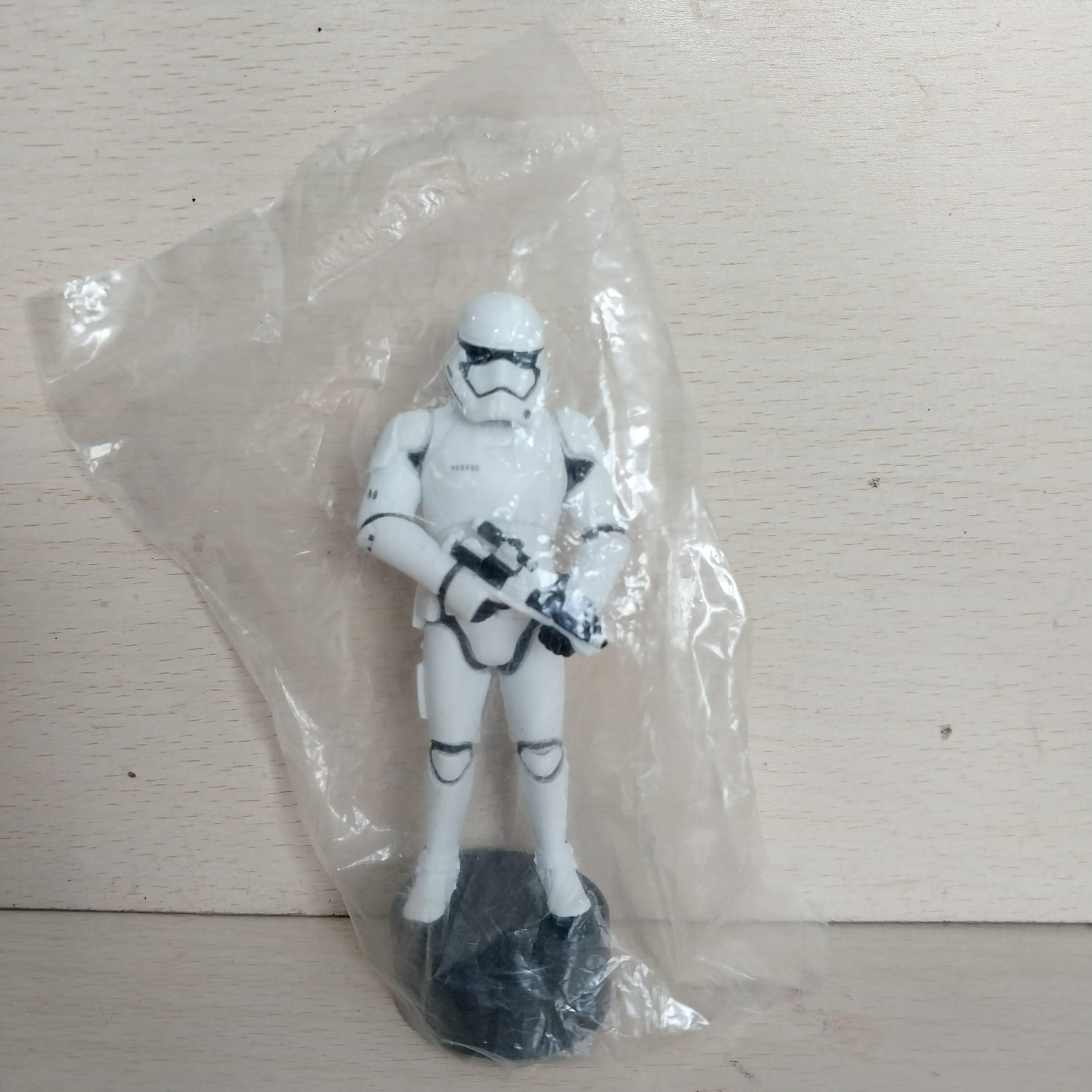 มีหลายภาพ First Order Trooper ในแพ็ค ยืนบนฝาขวด
