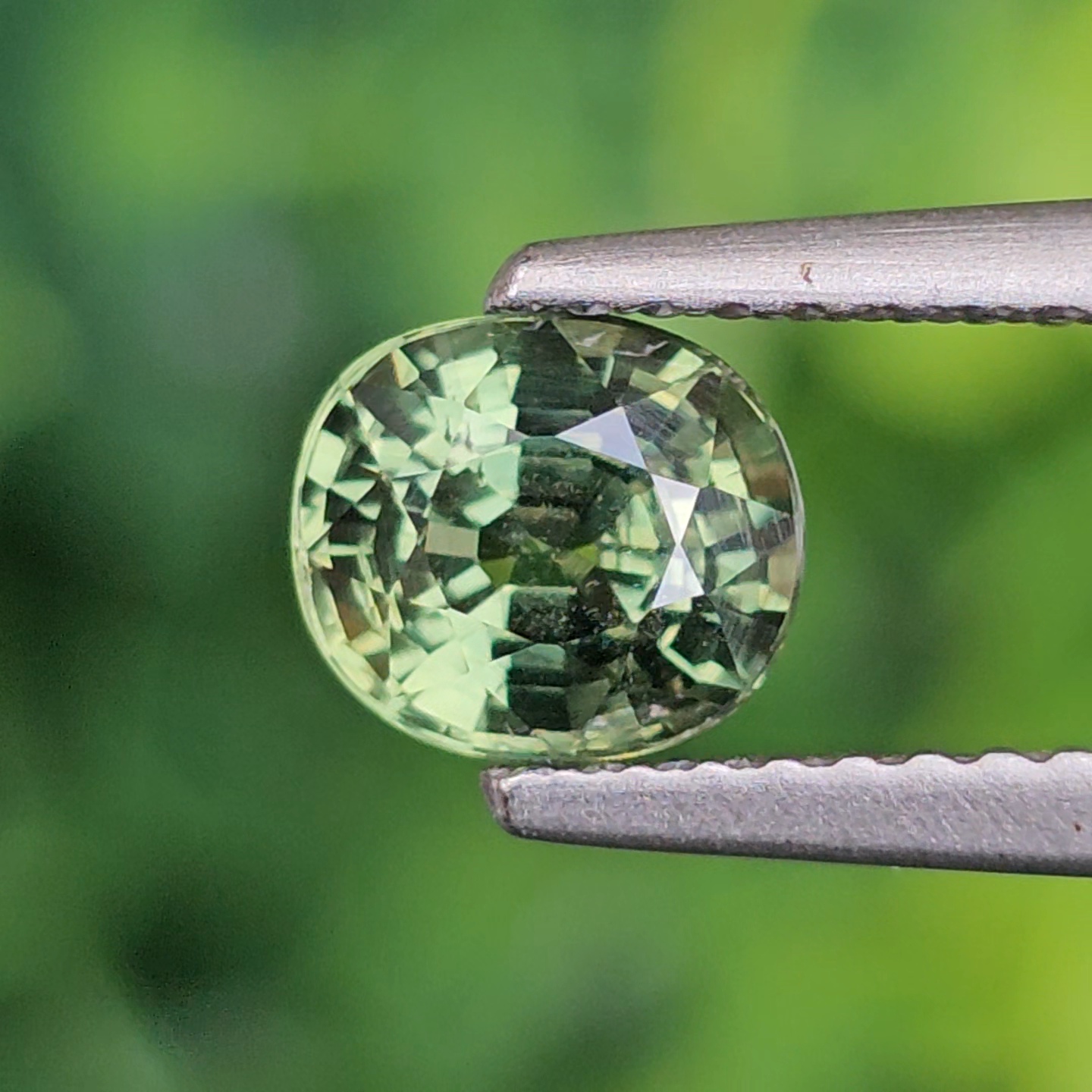 พลอย เขียวส่อง Green Sapphire 1.09 กะรัต (Cts.) ดิบ (Unheated) พร้อมใบเซอร์ (With Certificate) พลอยแท้ อัญมณีมงคลประจําวันเกิด เครื่องประดับพลอย