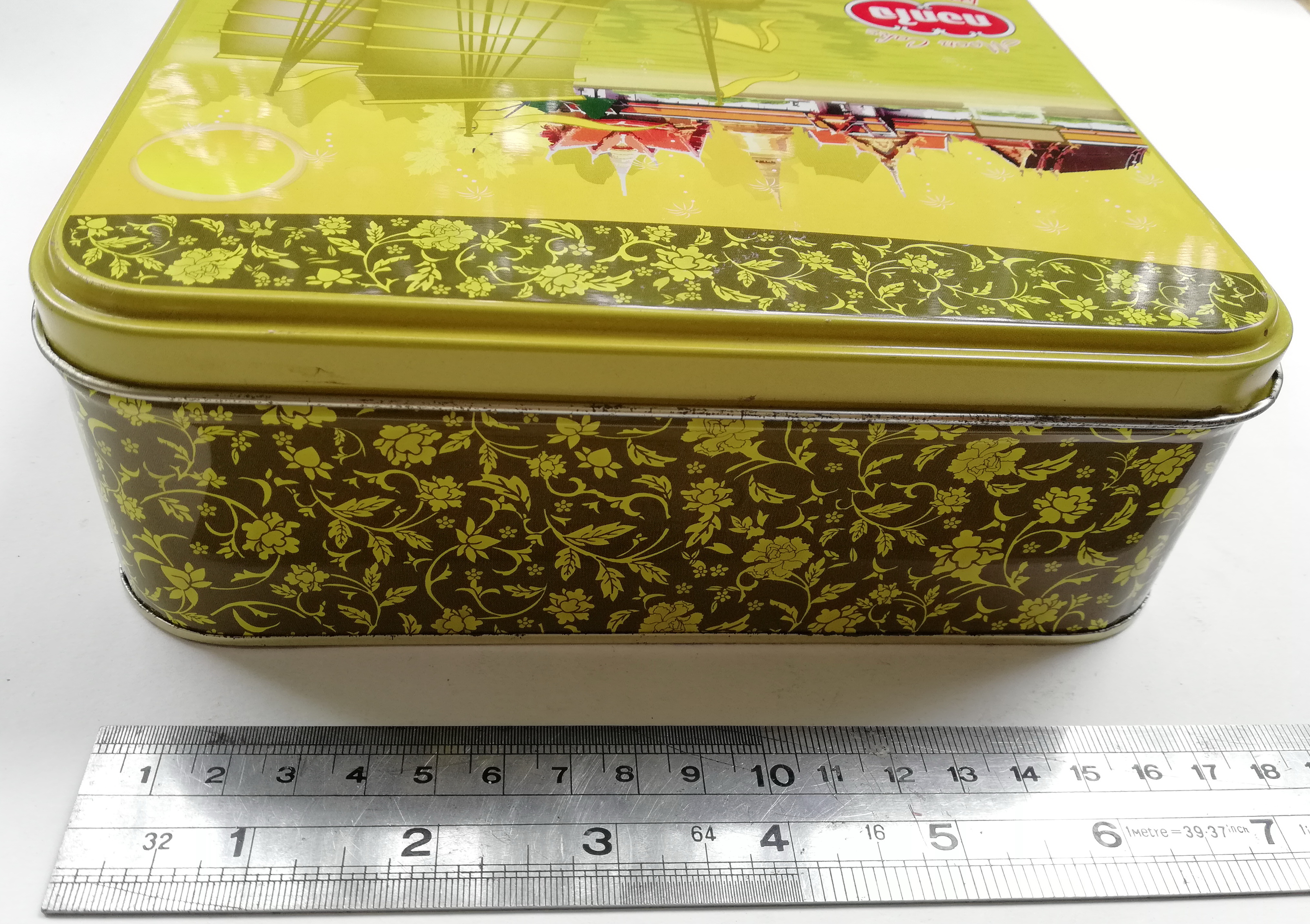 ของสะสม กล่องสังกะสี (กล่องโลหะ) กล่องขนมไหว้พระจันทร์สีเหลืองทอง ลายบ้านไทย และเรื่อสำเภากลางน้ำ ตรา กอกใจ