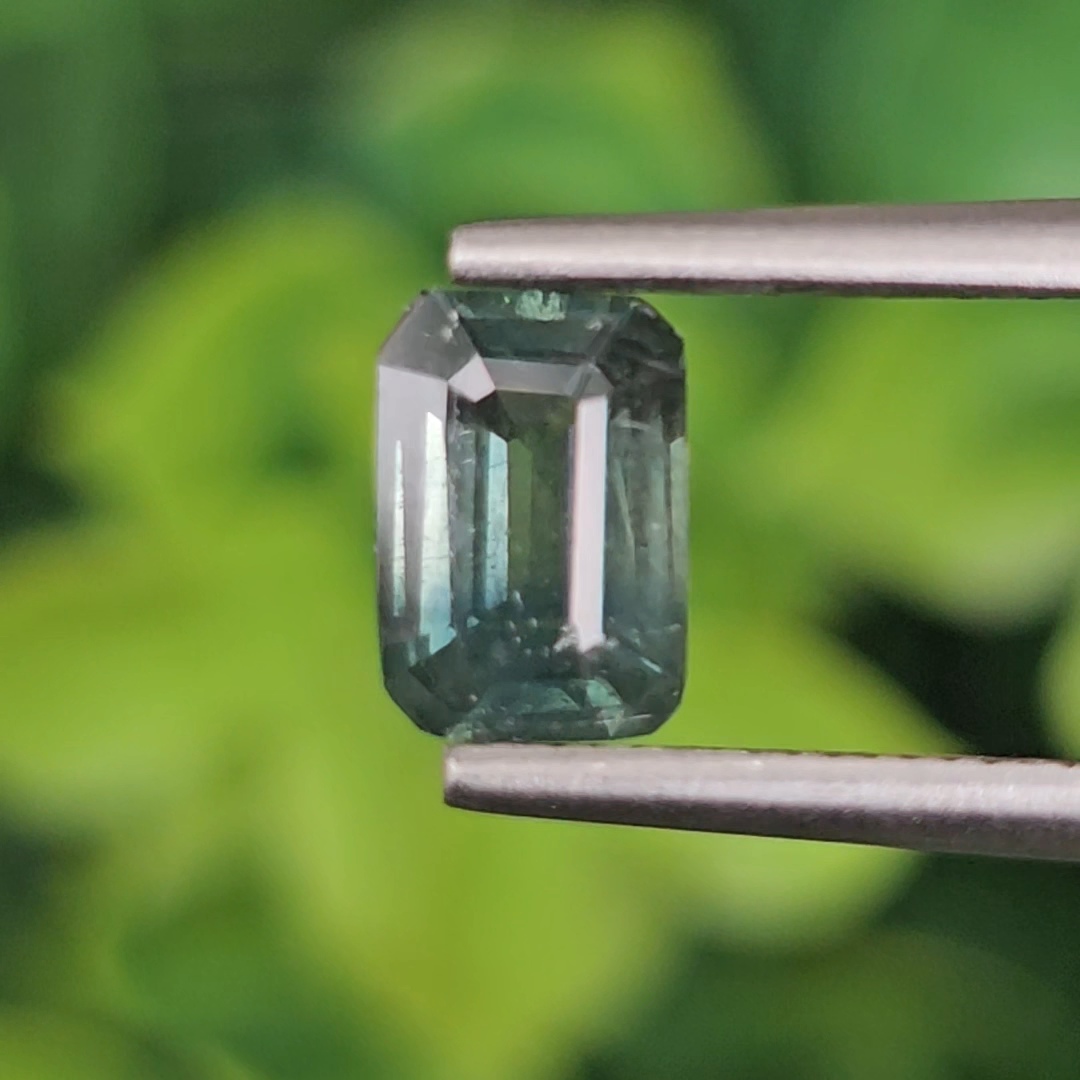พลอย เขียวส่อง Green Sapphire 1.07 กะรัต (Cts.) พลอยแท้ อัญมณีมงคลประจําวันเกิด เครื่องประดับพลอย