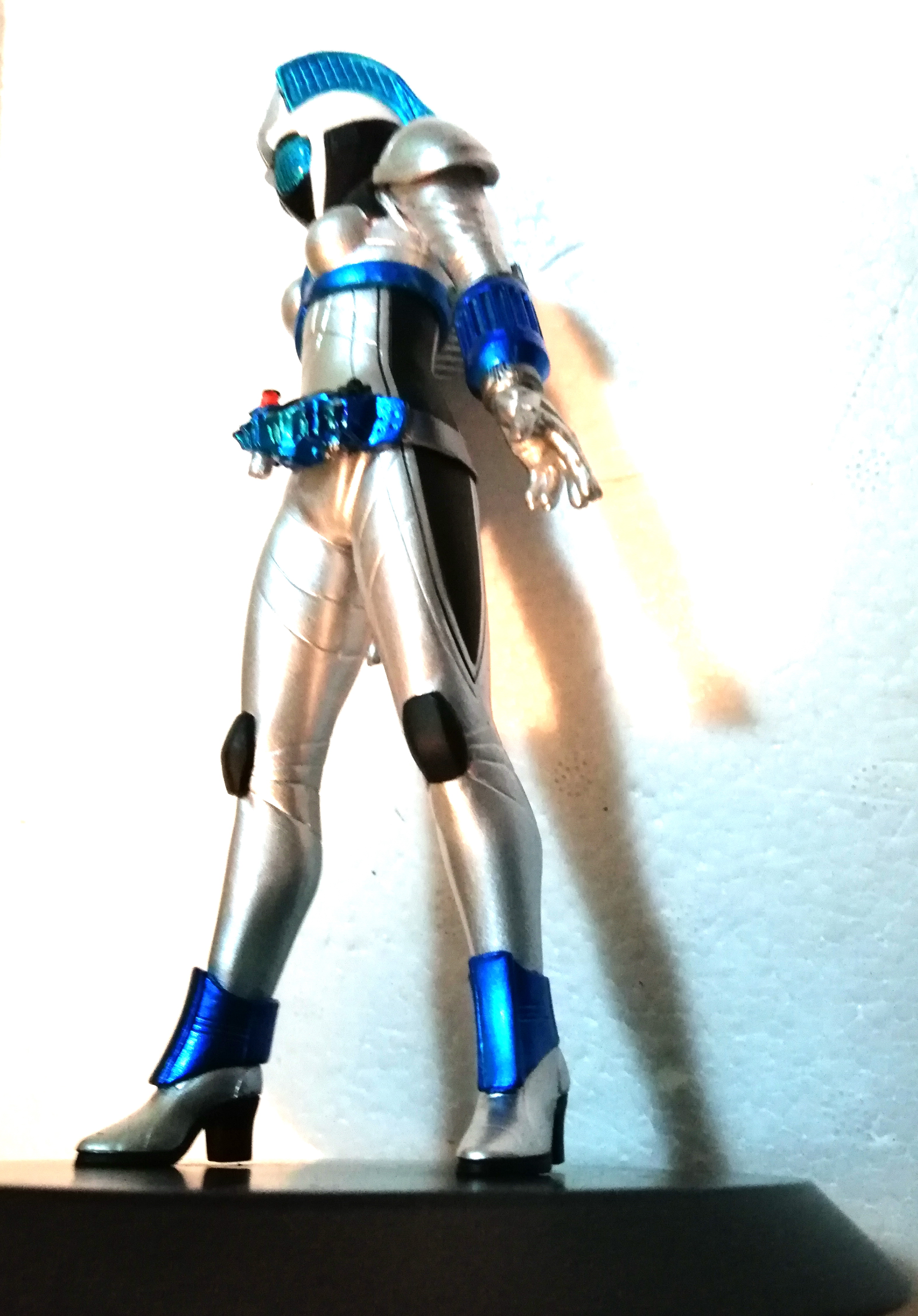 ของสะสม มาสค์ ไรเดอร์นาเดชิโกะ Nadeshiko ไรเดอร์ผู้หญิงคนเดียว จากซีรีย์คาเมนไรเดอร์โฟเซ่ Masked Rider Fourze ปรากฏตัวทั้งในทีวีซีรีย์ และ เดอะมูฟวี่ ตัวนี้เป็นตุ๊กตาเครนเกม พลาสติกลงสีสำเร็จพร้อมฐาน ขนาดสูง20ซม.รวมฐาน สภาพสะสมเก่าเก็บ