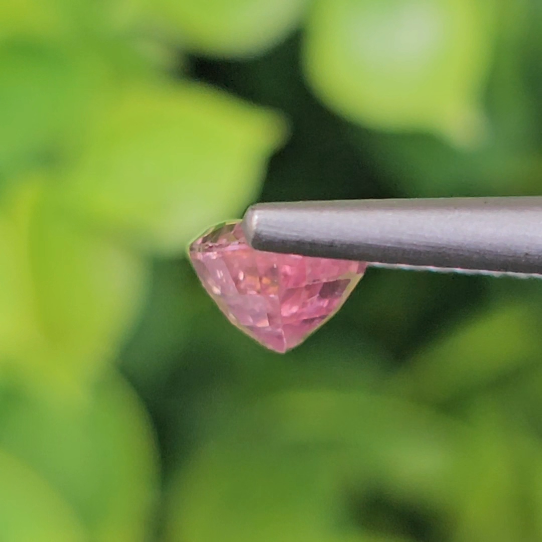 พลอย พัดพารัดชา Padparadscha Sapphire 2.45 กะรัต (Cts.) พร้อมใบเซอร์ พลอยแท้ อัญมณีมงคลประจําวันเกิด เครื่องประดับพลอย สำเนา สำเนา