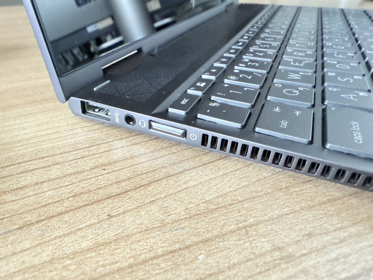 NOTEBOOK HP Envy x360 (Ryzen5 2500U/8GB/M.2 256GB) + Adapter จอ Bright เล็กน้อย มุมเครื่องกรอบจอบุบ