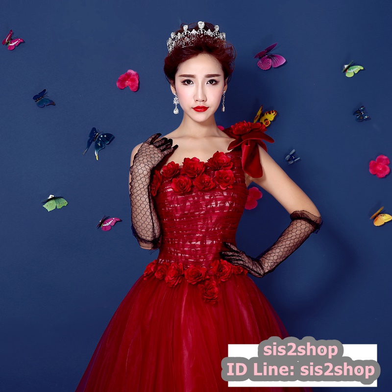 พร้อมเช่า ชุดแฟนซี ชุดราตรียาว สีแดง ไหล่เฉียง ตัวชุดเป็นผ้าแก้ว แต่งดอกสวย ไหล่ซ้ายมีโบว์ เชือกผูกหลัง