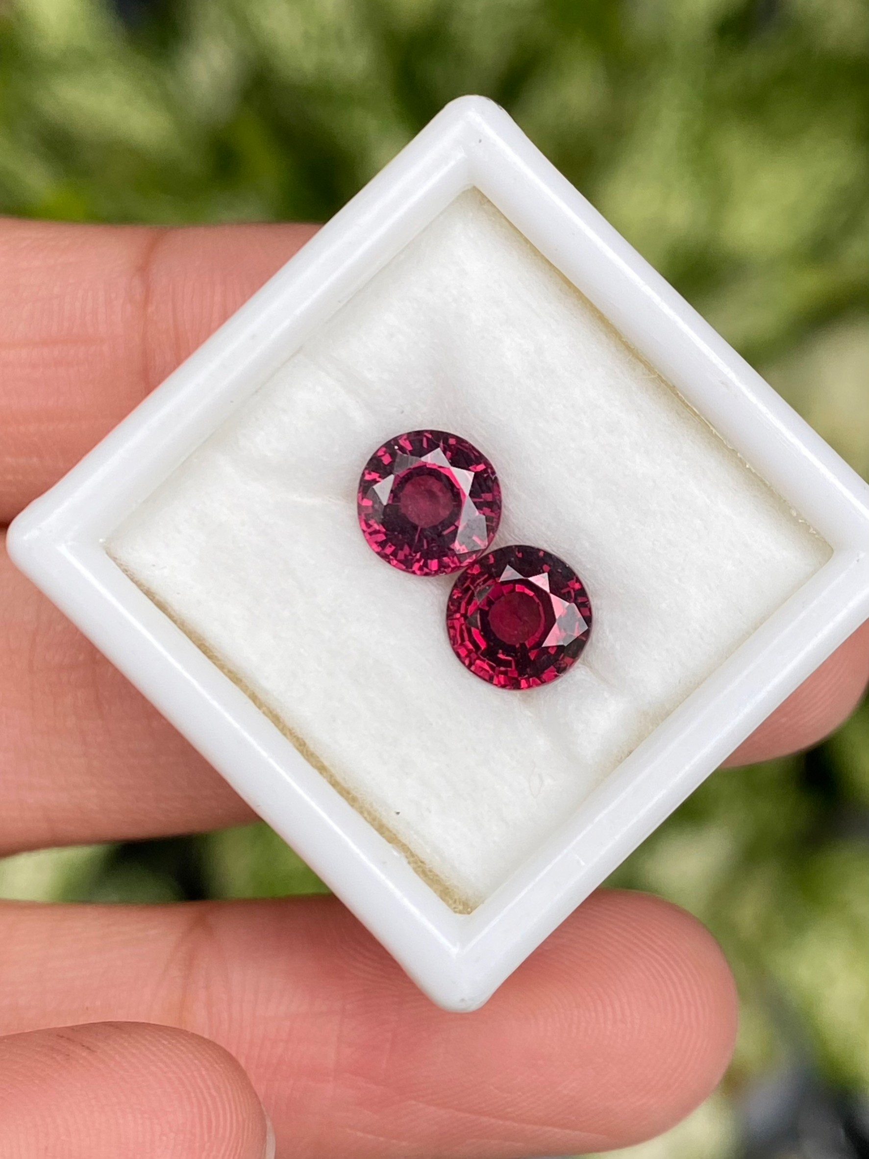 พลอย โรโดไลต์ กาเน็ท Rhodolite Garnet 2 เม็ด Pcs. 2.50 กะรัต Cts.พลอยแท้ อัญมณีมงคลประจําวันเกิด เครื่องประดับพลอย