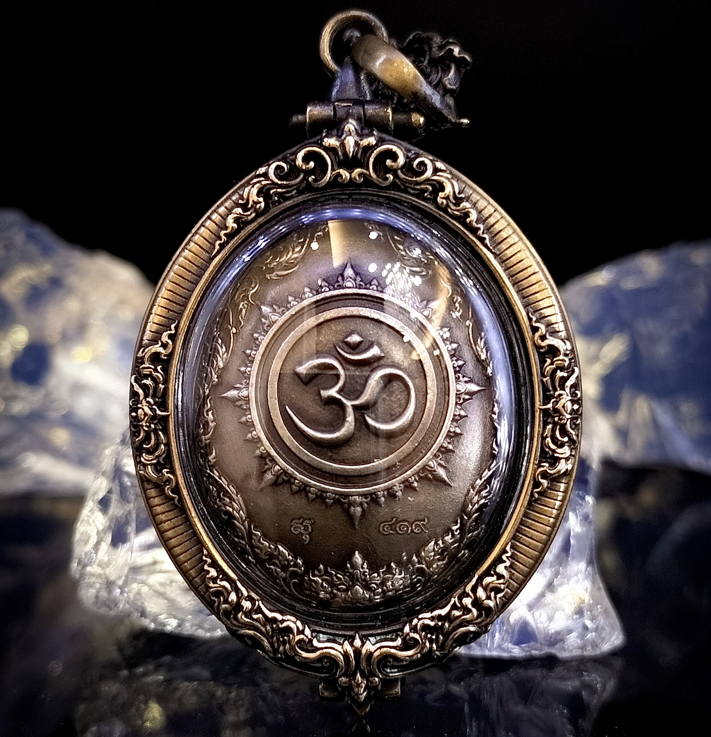 พระพิฆเนศ รุ่น คณปติ คเณศแห่งความสำเร็จ เนื้อไวท์บรอนซ์รมซาติน พร้อมเลี่ยมกรอบเนื้อบรอนซ์ซาติน