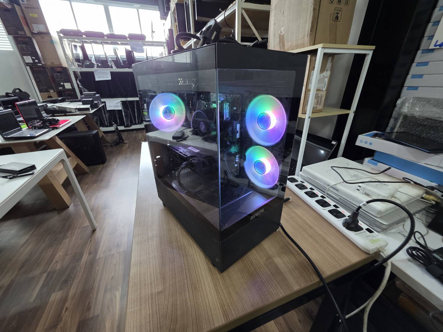 iHavecpu Seaview (Ryzen 5 5600/8GB*2=16GB/M.2 256GB/RTX4060 8GB)