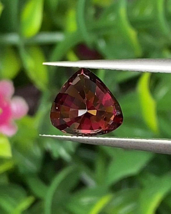 พลอย โรโดไลต์ กาเน็ท Rhodolite Garnet 2.67 กะรัต Cts.พลอยแท้ อัญมณีมงคลประจําวันเกิด เครื่องประดับพลอย