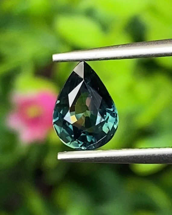 พลอย แซฟไฟร์ 3 สี Tricolor Sapphire 1.33 กะรัต (Cts.) ดิบ Unheated พลอยแท้ อัญมณีมงคลประจําวันเกิด เครื่องประดับพลอย