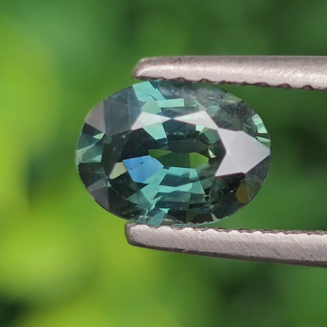 พลอย เขียวส่อง Green Sapphire 1.15 กะรัต (Cts.) พลอยแท้ อัญมณีมงคลประจําวันเกิด เครื่องประดับพลอย