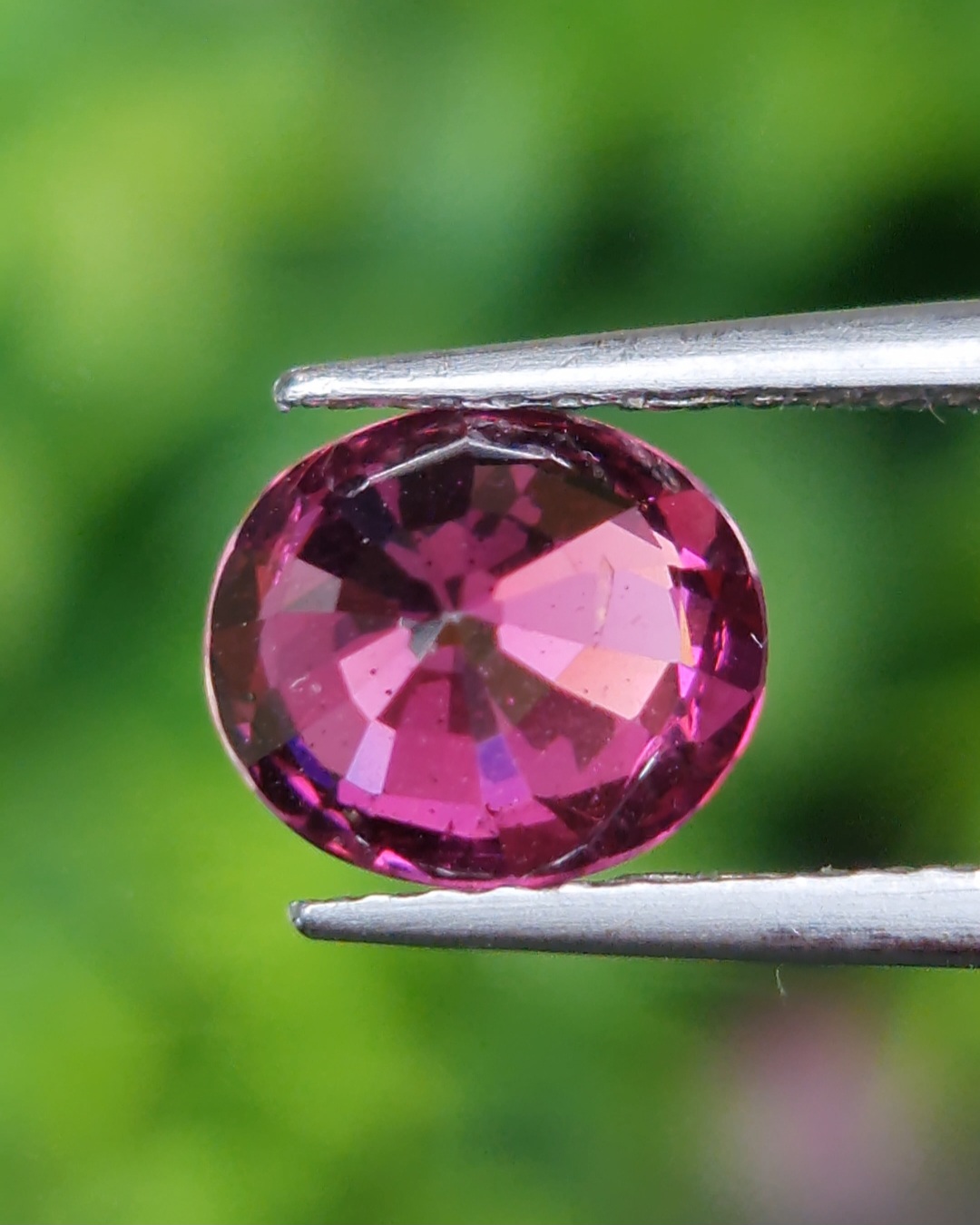 พลอย โรโดไลต์ กาเน็ท Rhodolite Garnet 1.54 กะรัต Cts.พลอยแท้ อัญมณีมงคลประจําวันเกิด เครื่องประดับพลอย