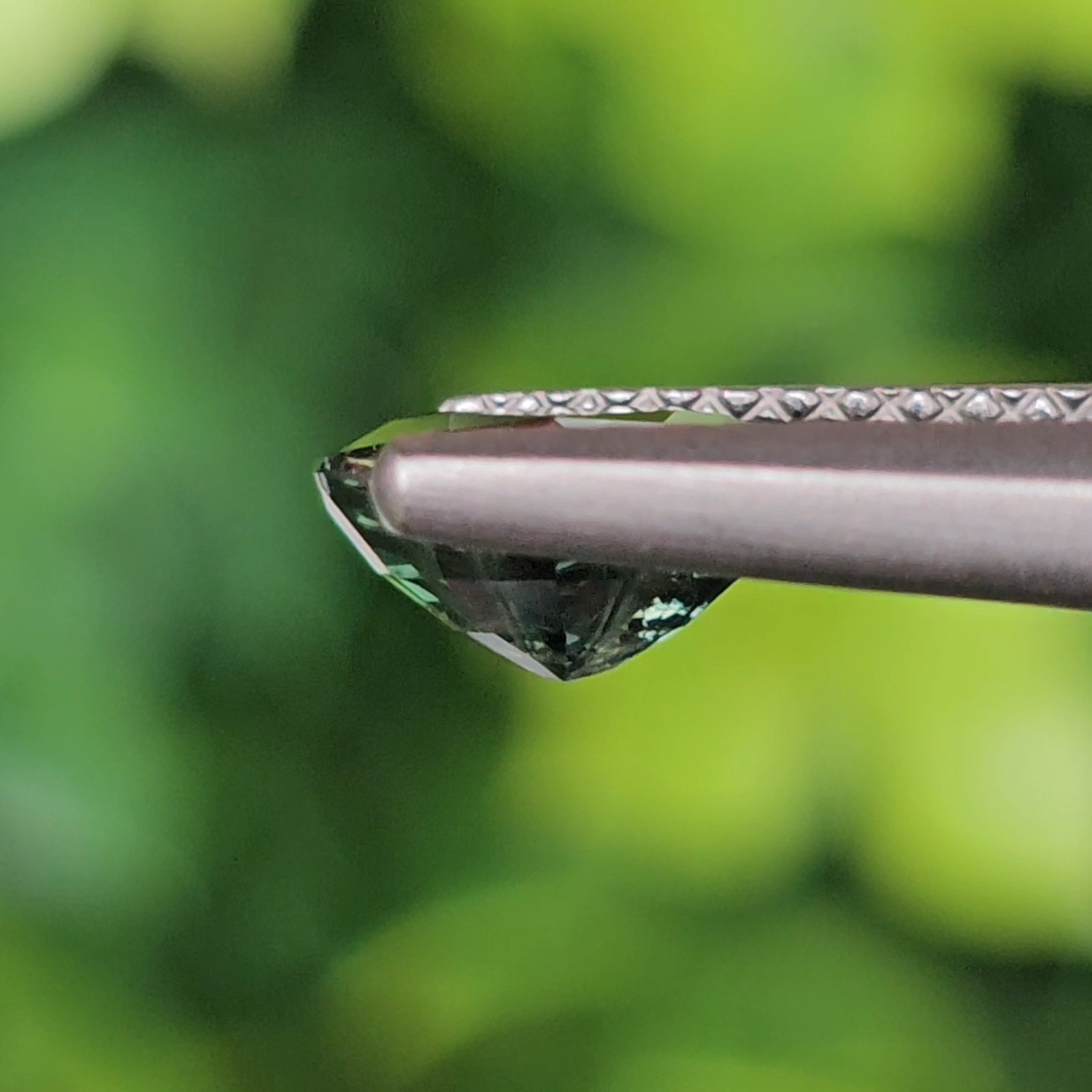 พลอย เขียวส่อง Green Sapphire 1.11 กะรัต (Cts.) พลอยแท้ อัญมณีมงคลประจําวันเกิด เครื่องประดับพลอย