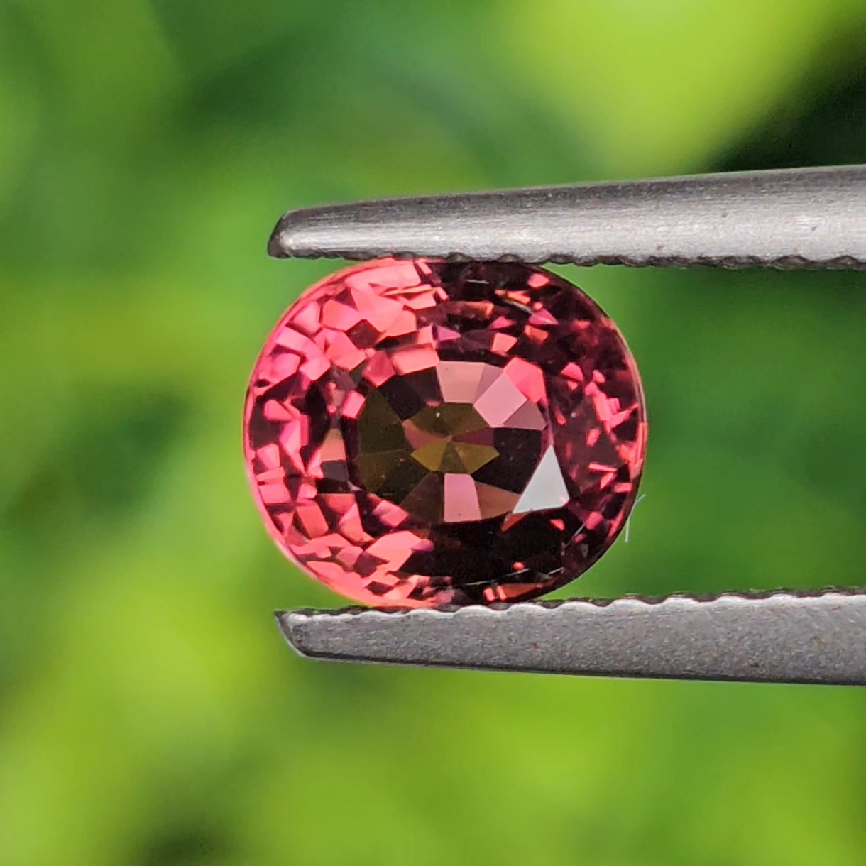 พลอย รูเบลไลต์ ทัวร์มาลีน Rubellite Tourmaline 1.50 กะรัต (Cts.) พลอยแท้ อัญมณีมงคลประจําวันเกิด เครื่องประดับพลอย