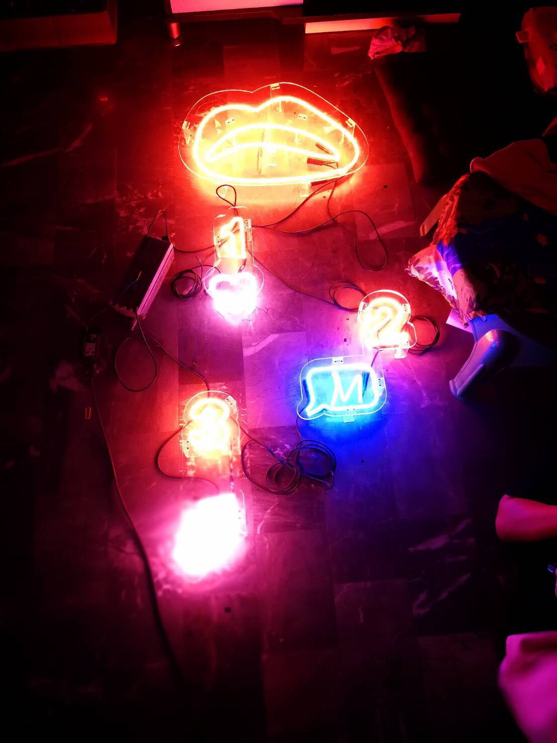 ป้ายไฟนีออนดัด รูปแบบต่างๆ #MAYBLELINE #ไฟสไตล์มินิมอล #ไฟดัดวินเทจ