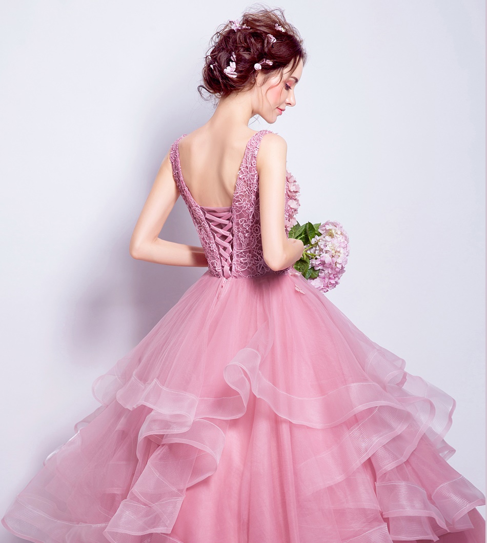 Pre-order ชุดแฟนซี ชุดเจ้าสาว ชุดราตรียาว สีชมพู แขนกุด แต่งผ้าลูกไม้ ประด้บด้วยดอกไม้สามมิติ กระโปรงเป็นชั้น พองสวย สไตล์เจ้าหญิง เชือกผูกหลัง