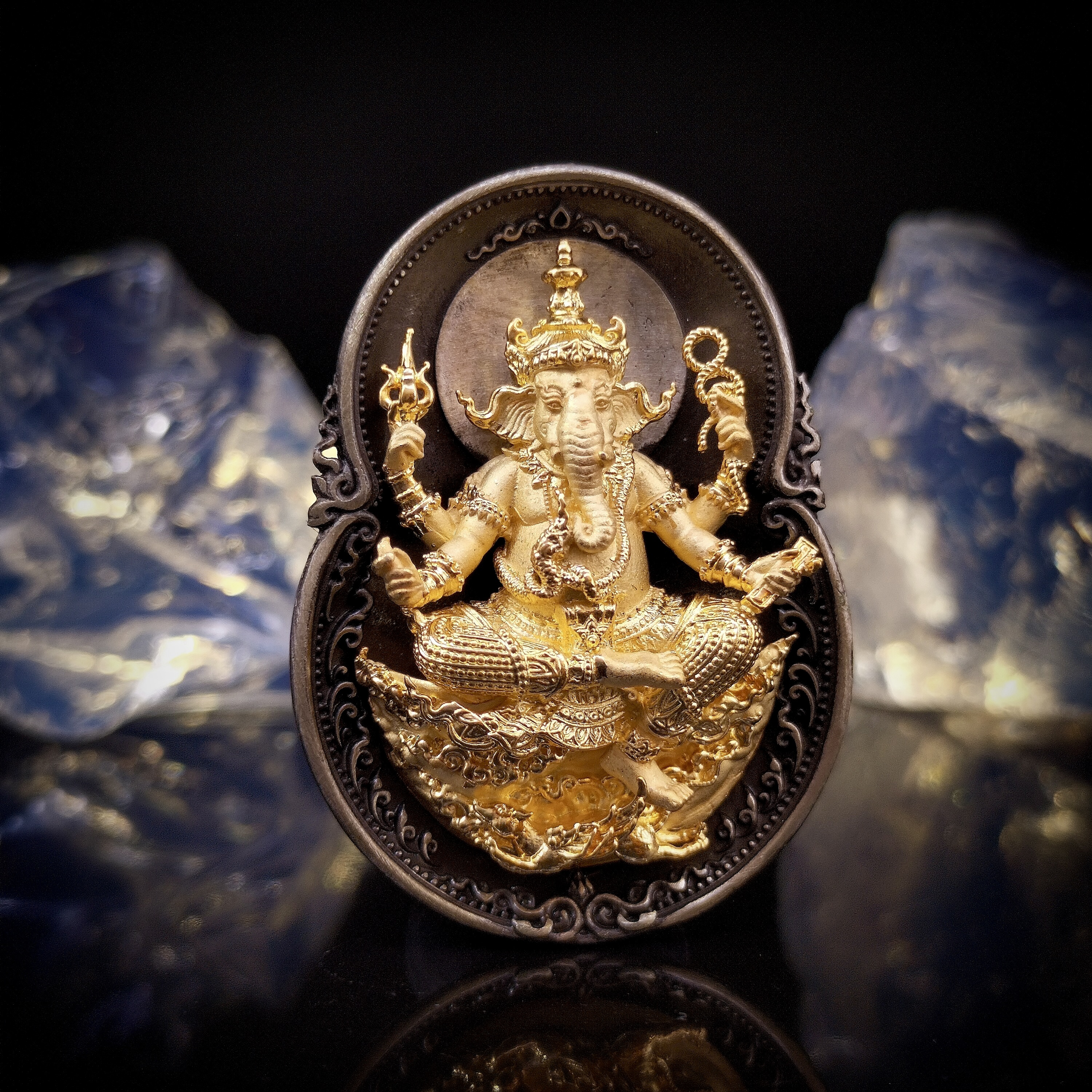 เหรียญพระพิฆเนศ รุ่น สุข สำเร็จ รวย เนื้อซาตินด้าน องค์ชุบทองขัดเงา