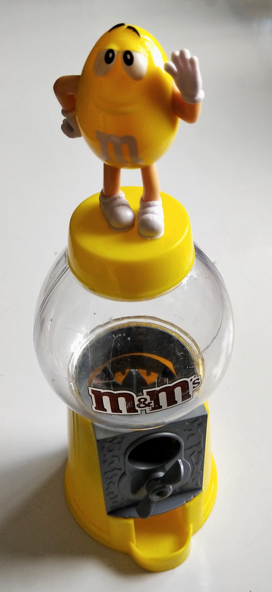 ของสะสม ตู้ไขขนมM&M ตัวสีเหลือง ยืนเท้าสะเอว และโบกมือ เปืดฝาใส่ขนม และไขขนมได้ปกติ