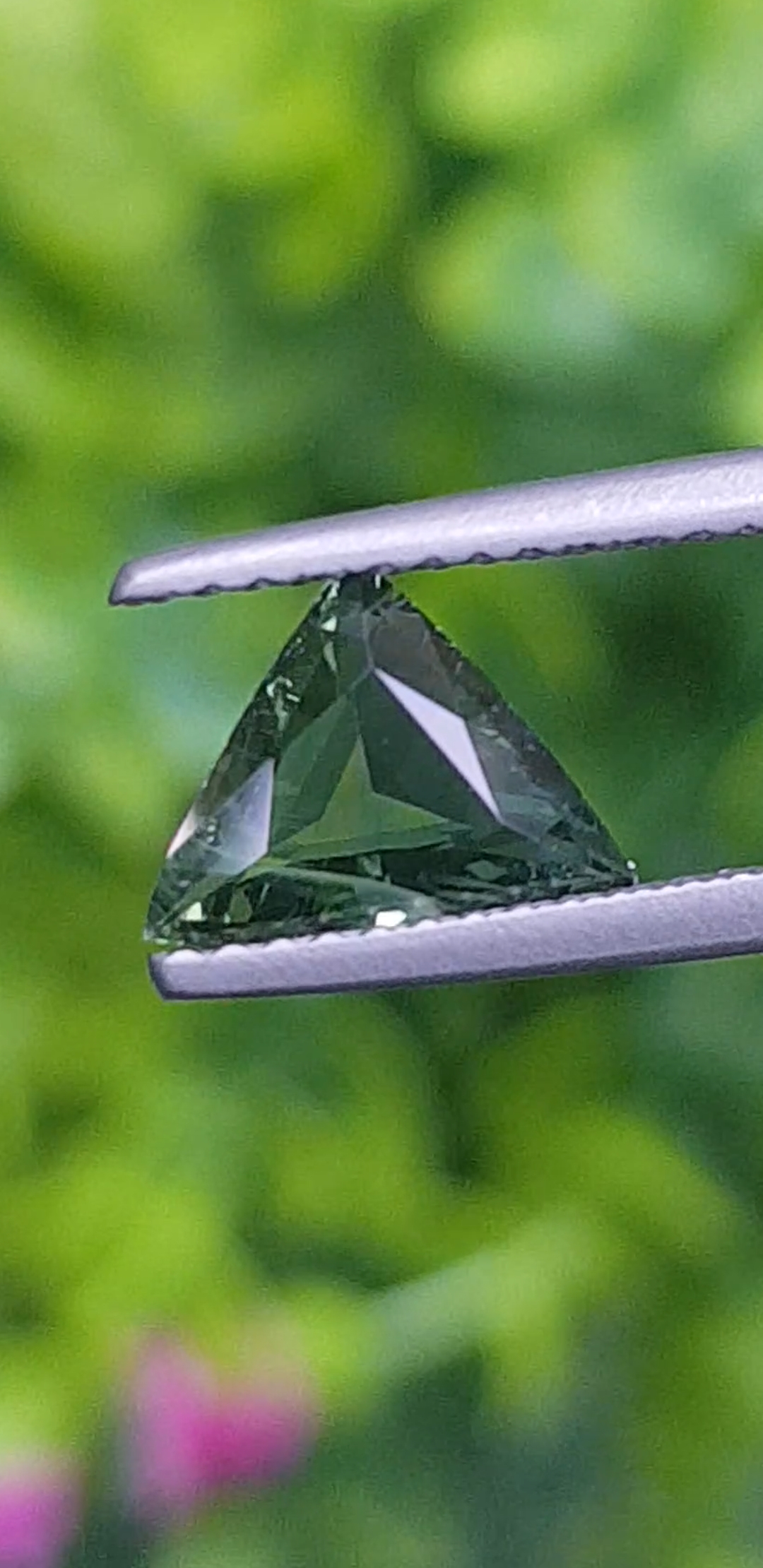 พลอย เขียวส่อง Green Sapphire 1.09 กะรัต (Cts.) พลอยแท้ อัญมณีมงคลประจําวันเกิด เครื่องประดับพลอย