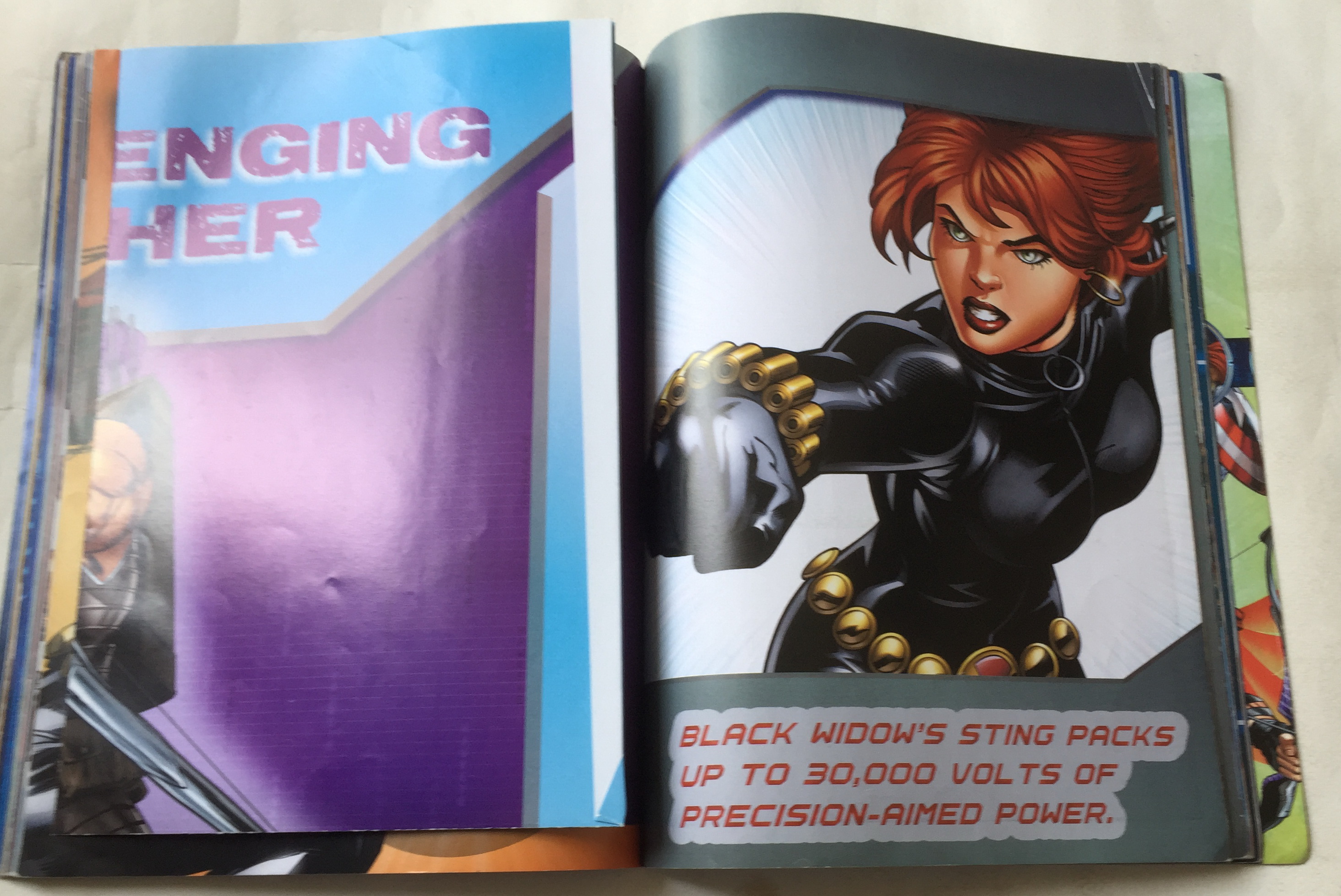 มีหลายภาพ, Marvel Assemble in Action หนังสือภาพการ์ตูนสีทั้งเล่ม Marvel Comic Marvel Poster-A-Page ฉบับภาษาอังกฤษพร้อมโปสเตอร์ในเล่ม