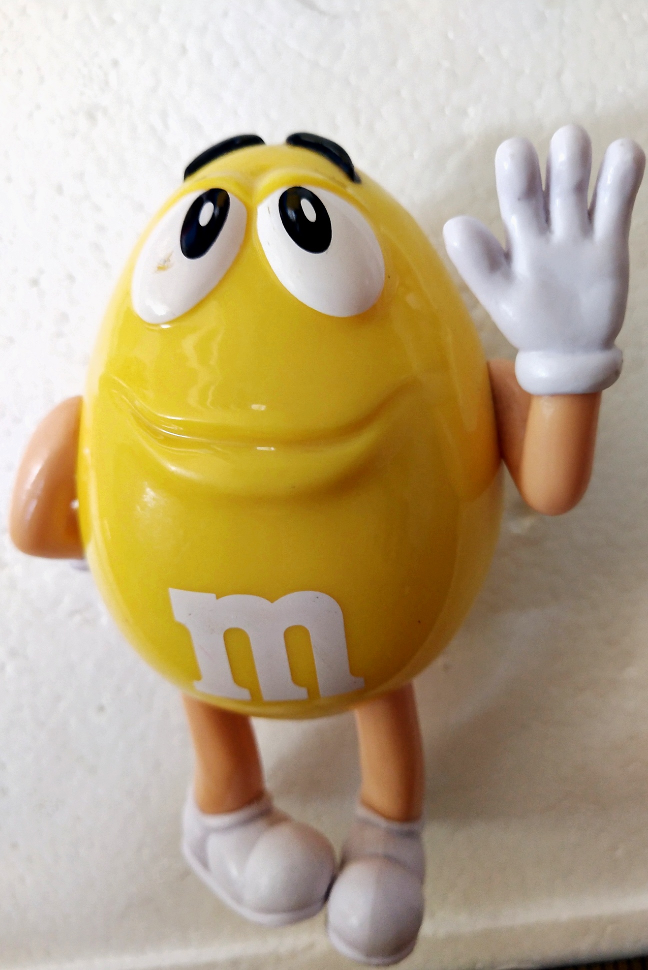 ของสะสม ตุ๊กตา M&M สีเหลือง**ตาขาวมีรอนถลอก ด้านหลังเปิดได้ ใช้เก็บห่อขนม สูง5นิ้ว กว้างจากแขนซ้ายถึงแขนขวา 3นิ้วสภาพใหม่