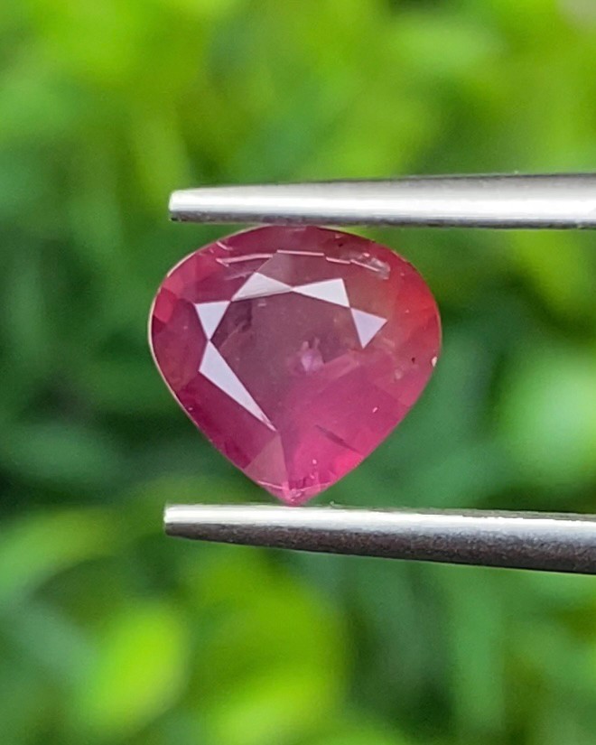 พลอย ทับทิม Ruby sapphire 1.55 กะรัต (Cts) ดิบ Unheated พลอยแท้ อัญมณีมงคลประจําวันเกิด เครื่องประดับพลอย