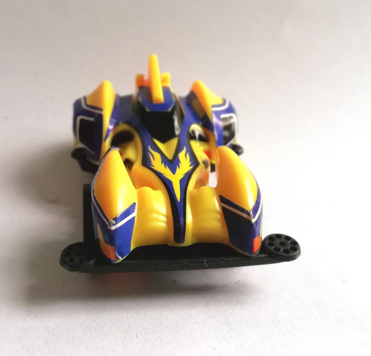 โมเดลรถแข่งในแคปซูล สีเหลือง ขนาดประมาณ 6 cm. pull back ของสะสมเก่า จาก 7-11