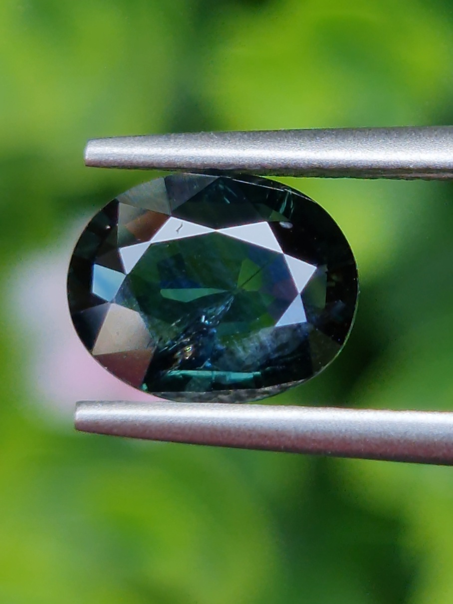 พลอย เขียวส่อง Green Sapphire 1.67 กะรัต (Cts.) ดิบ Unheated พลอยแท้ อัญมณีมงคลประจําวันเกิด เครื่องประดับพลอย