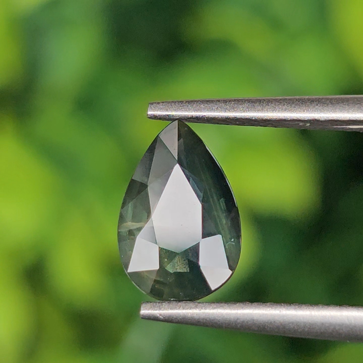 พลอย เขียวส่อง Green Sapphire 1.22 กะรัต (Cts.) ดิบ (Unheated) พลอยแท้ อัญมณีมงคลประจําวันเกิด เครื่องประดับพลอย