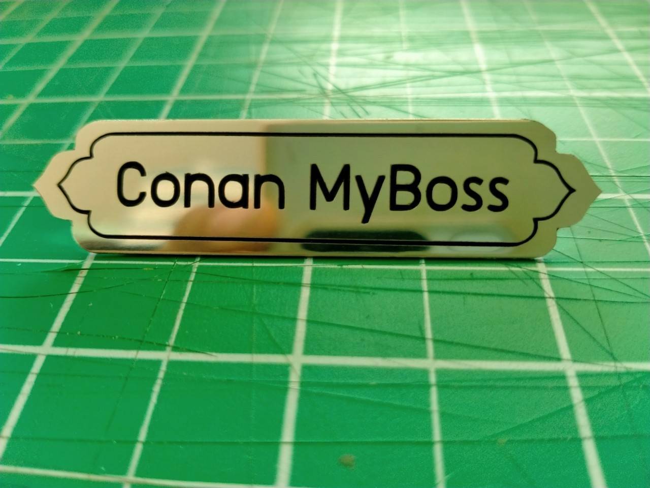 ป้ายสแตนเลสหน้าทองกัดกรด ติดเข็มกลัด - Conan MyBoss