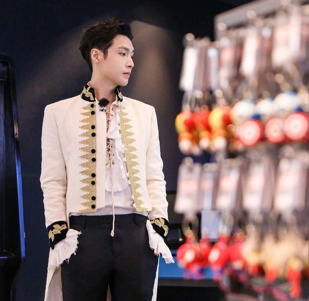 เช่า เสื้อสูทเจ้าชาย สูทอังกฤษ ขุนนางอังกฤษ สีขาว ปักดิ้นสีทอง