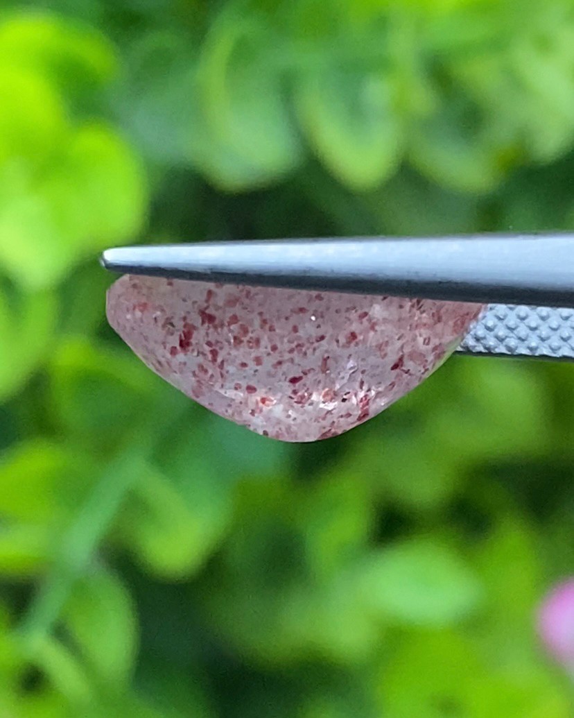 พลอย สตอเบอรี่ ควอตซ์ Strawberry Quartz 5.49 กะรัต (Cts.) พลอยแท้ อัญมณีมงคลประจําวันเกิด เครื่องประดับพลอย