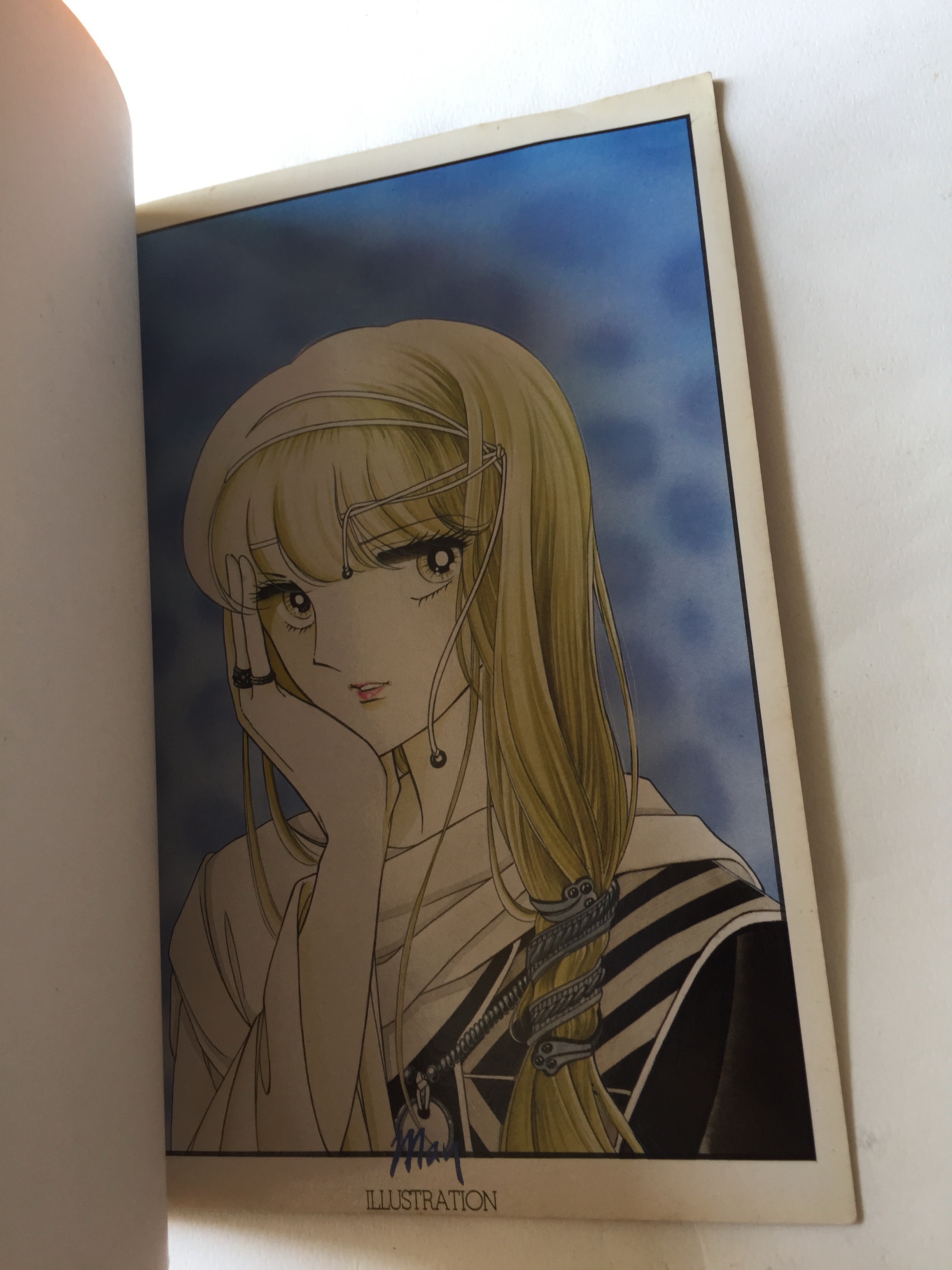 หนังสือภาพเก่า May Illustrations ภาพการ์ตูนสวย ภาพสีทั้งเล่ม ลายเส้นจาก คุณเมย์ ***แต่ละแผ่นหลุดจากสัน มีรอย ตามภาพ ผลงานโดย May, Present โดย Main Point ชุดที่ 1 ปี 1986