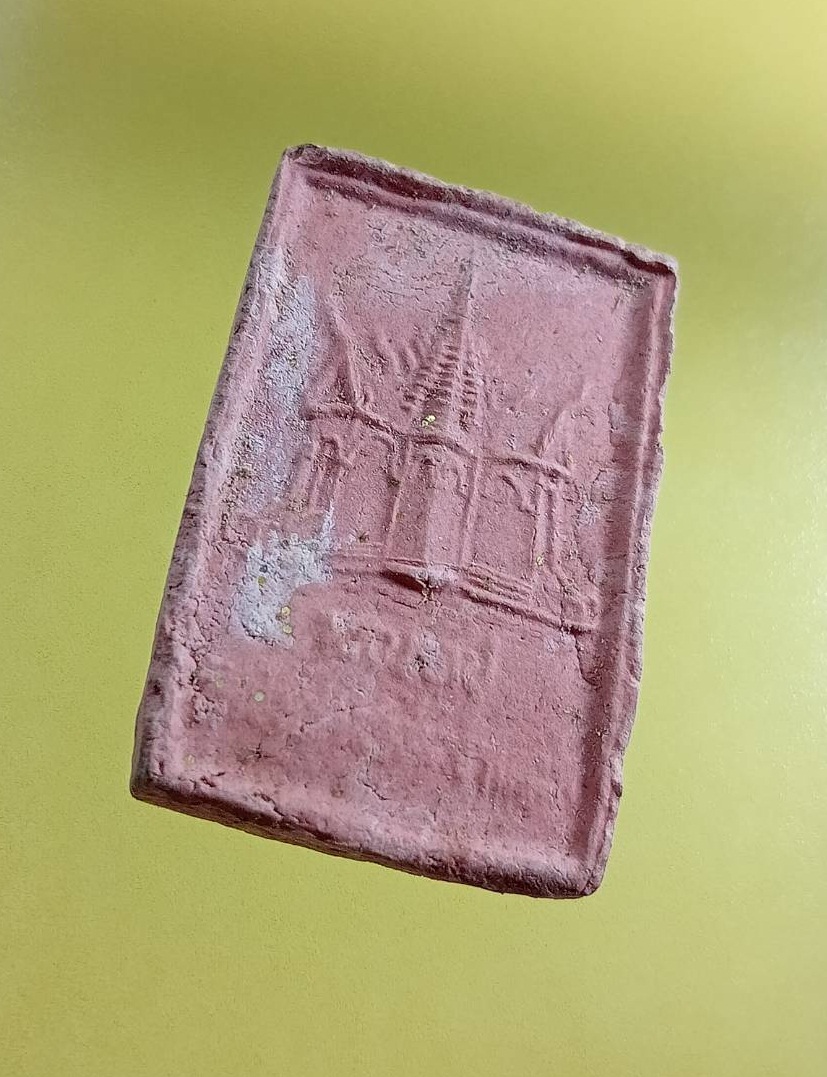 ผ3034 พระผง หลวงปู่ศุข วัดปากคลองมะขามเฒ่า จ.ชัยนาท หลังมณฑป รุ่นเนื้อกระเบื้องมณฑป ปี2546