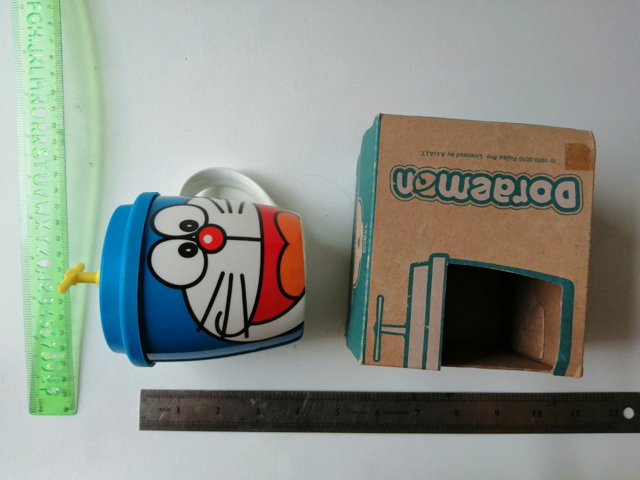 แก้วน้ำเซรามิกพร้อมฝาซิลิโคน ลายโดราเอม่อน"We Love Doraemon" ของสะสมจากเทสโก้ โลตัส,Ceramic glass, Doraemon "We Love Doraemon" collectible glass from Tesco Lotus,กล่องเก่าเก็บตามสภาพ โปรตรวจสอบทุกภาพ