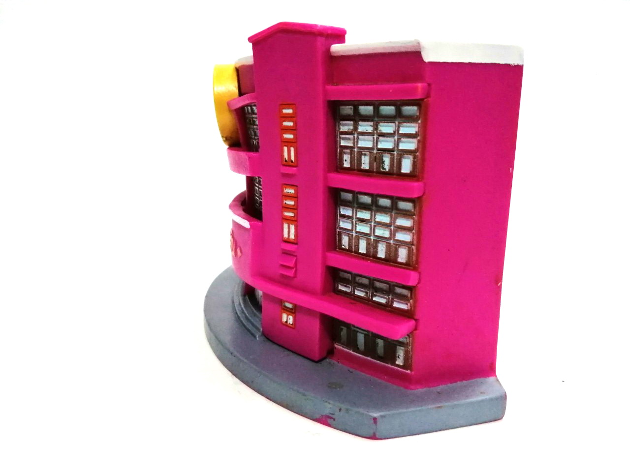 กระปุกออมสิน**ซ่อมสีเล็กน้อย ของ ธนาคารออมสิน รูปตึกธนาคาร สาขาราชดำเนิน ทำด้วยซอฟไวนิล สูงราว 5 นิ้ว สภาพิดี ฝาจุกอยู่ครบ