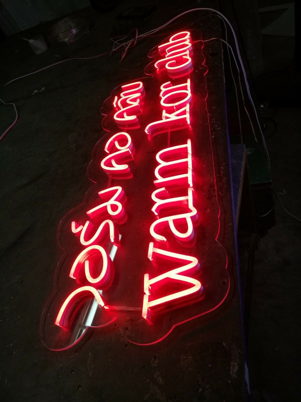 ไฟนีออน เฟค