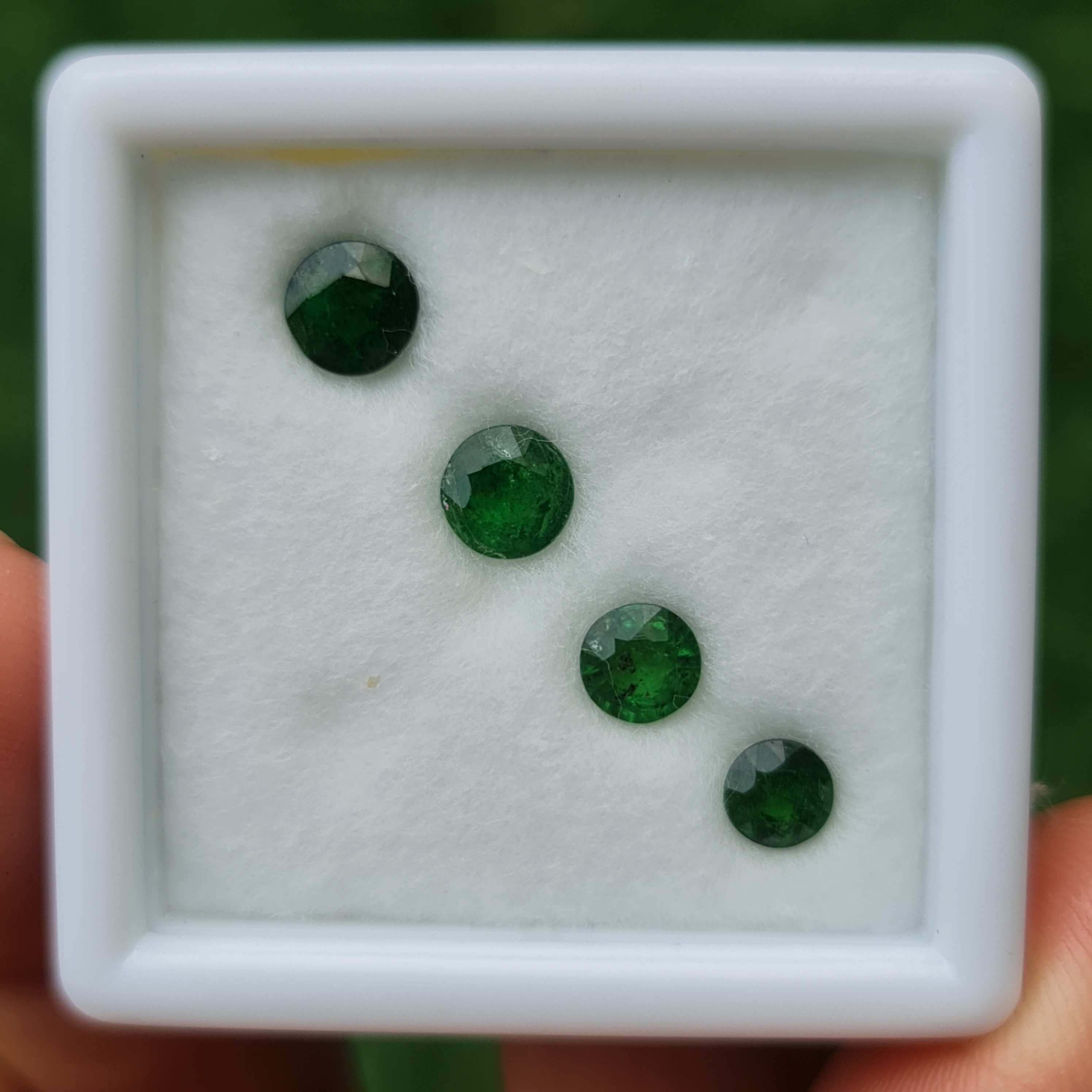 พลอย ซาโวไรท์ Tsavorite Garnet 2.78 กะรัต (Cts.) 4 เม็ด พลอยแท้ อัญมณีมงคลประจําวันเกิด เครื่องประดับพลอย