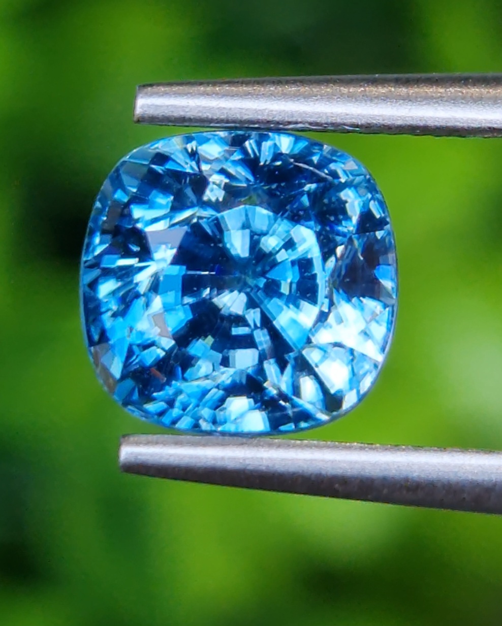 พลอย เพทาย (Zircon) 4.23 กะรัต (Cts.) พลอยแท้ อัญมณีมงคลประจําวันเกิด เครื่องประดับพลอย