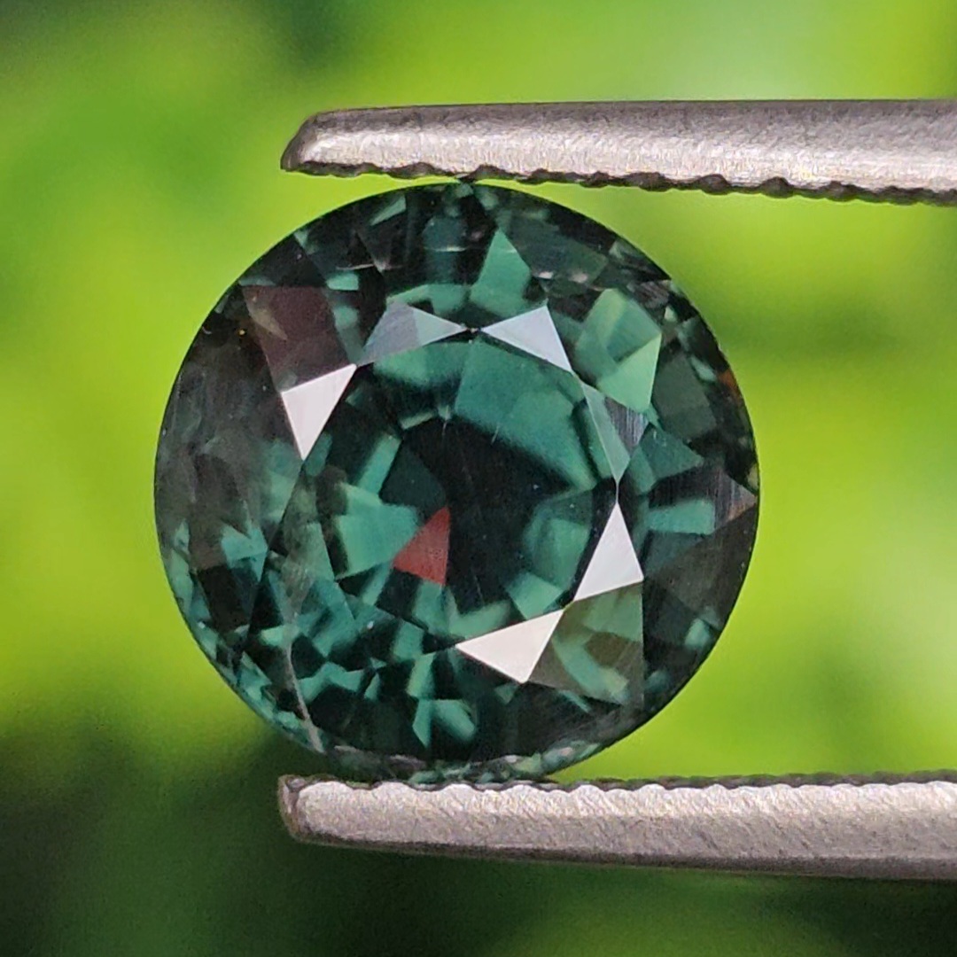 พลอย เขียวส่อง (Green Sapphire) 2.98 กะรัต (Cts.) พลอยแท้ อัญมณีมงคลประจําวันเกิด เครื่องประดับพลอย